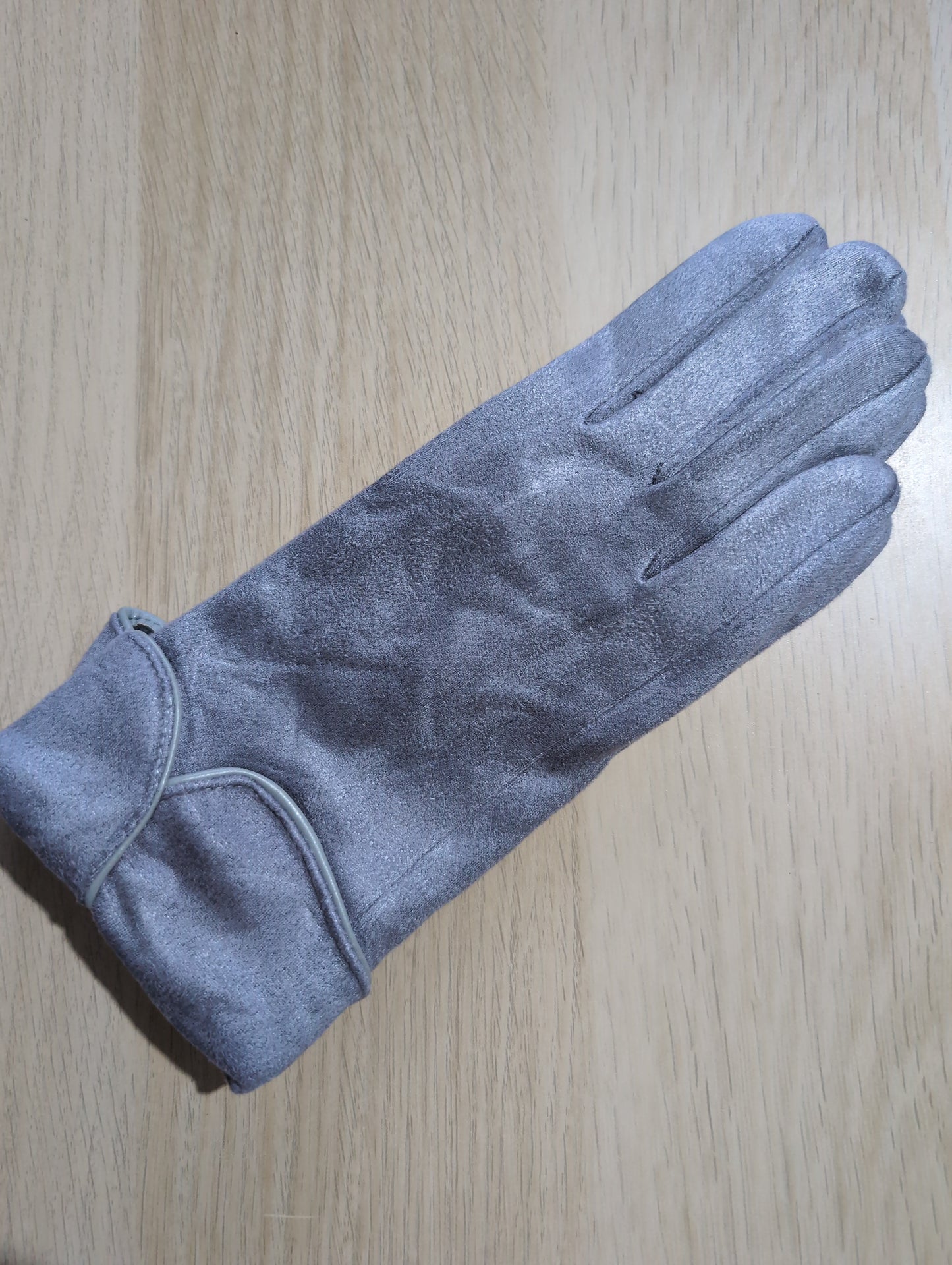Grey Scallop Edge Gloves