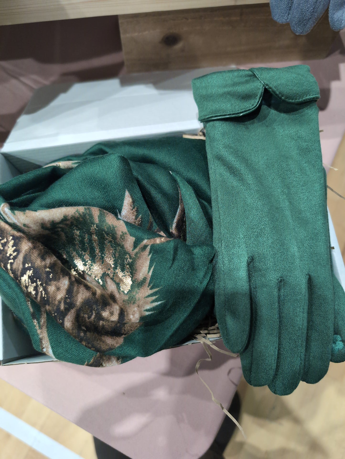 Gift Box - Signature Gloves - Green Thistle